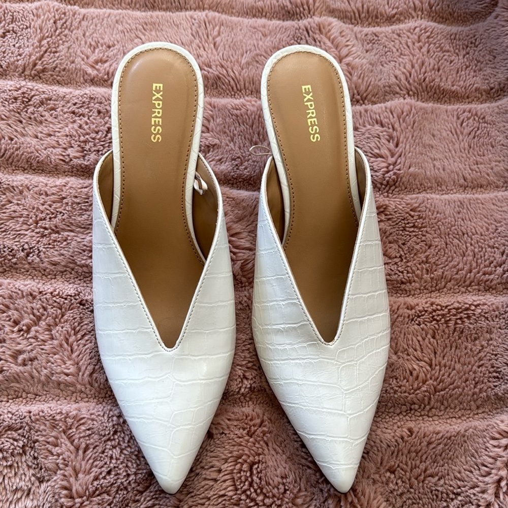 White Leather Crocodile Print Express Heels Size 9
